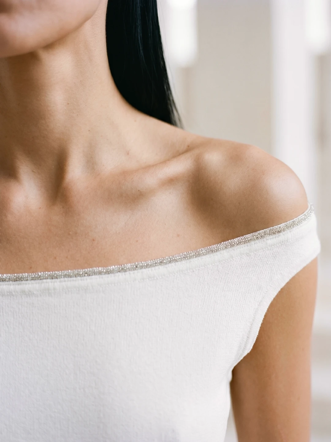 Молочна сукня максі з кришталевою каймою
